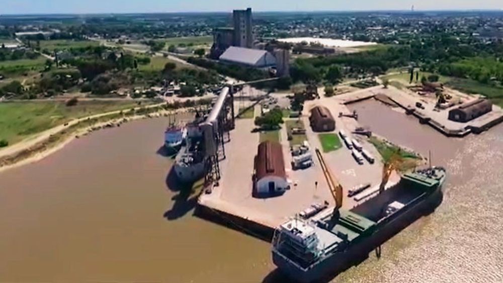 El Consorcio de Gestión del Puerto de San Pedro confirmó el próximo arribo de un buque de gran porte que consolidará el dinamismo de la terminal bonaerense en el mercado de exportación agrícola. Se trata del carguero Nanami Bright, de bandera liberiana, cuya llegada está programada para este martes 19. El Consorcio de Gestión del Puerto de San Pedro confirmó el próximo arribo de un buque de gran porte que consolidará el dinamismo de la terminal bonaerense en el mercado de exportación agrícola. Se trata del carguero Nanami Bright, de bandera liberiana, cuya llegada está programada para este martes 19.