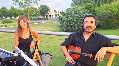 Cecilia Manzoni y Manuel Cortasa lideran Emecé Dúo, que fusiona clásicos, jazz y música para eventos.
