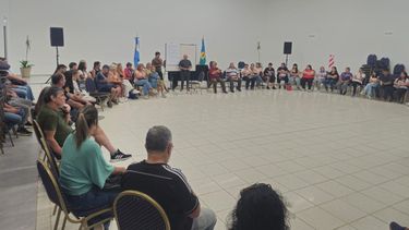 El municipio de Ramallo realizó un encuentro con vecinos para recoger propuestas destinadas a la futura remodelación de la Plaza José María Bustos, el principal espacio público de la ciudad. El municipio de Ramallo realizó un encuentro con vecinos para recoger propuestas destinadas a la futura remodelación de la Plaza José María Bustos, el principal espacio público de la ciudad.