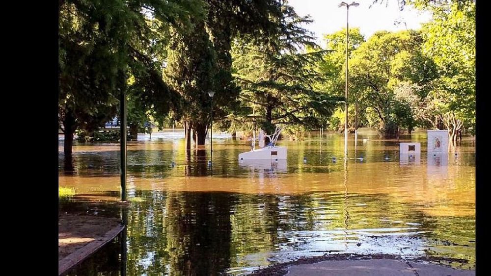 En Salto hay más de 500 evacuados por el desborde del río.  (TELAM)
