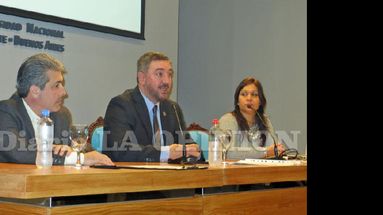 Javier Martínez, Guillermo Tamarit y Marcela Demilta durante la firma del convenio. (LA OPINION)