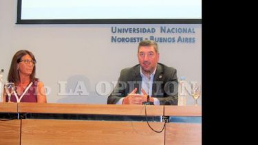 Adriana Andrés y Guillermo Tamarit recibieron a los nuevos estudiantes. (LA OPINION)