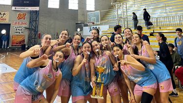 El seleccionado de Pergamino con el trofeo durante el festejo tras el título logrado en el Zonal.