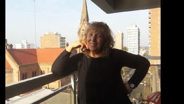 Lucía Benedetti de Bonfanti posa en el balcón del edificio en el que vive. (LA OPINION) Lucía Benedetti de Bonfanti posa en el balcón del edificio en el que vive. (LA OPINION)