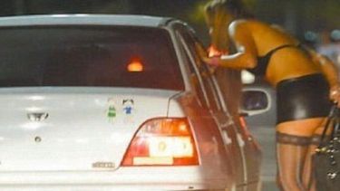 Una persona que ofrece servicios sexuales en calle Monteagudo se apoderó de la mochila de un hombre que se encontraba en las inmediaciones.