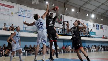 Emanual Shepherd fue el goleador de Pergamino Básquet y figura del partido con 28 puntos. Emanual Shepherd fue el goleador de Pergamino Básquet y figura del partido con 28 puntos.