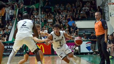 Juan Martín Bello en acción en la derrota de Pergamino Básquet ante Villa Mitre.