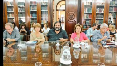 Baradel, Petrocini y el resto de la conducción del Frente Gremial Docente minutos después de rechazar la propuesta. (DIB)