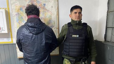 El sujeto fue trasladado aprehendido a la dependencia policial donde se comunicaron con el Tribunal oral en lo Criminal 1 de San Nicolás que requirió su captura para comparecer en eun juicio por robo agravado por el uso de armas. El sujeto fue trasladado aprehendido a la dependencia policial donde se comunicaron con el Tribunal oral en lo Criminal 1 de San Nicolás que requirió su captura para comparecer en eun juicio por robo agravado por el uso de armas.