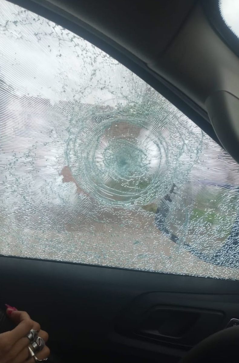 La ventanilla del patrullero que rompi&oacute; el sujeto acusado de protagonizar una serie de episodios delictivos en el barrio Jos&eacute; Hern&aacute;ndez y el complejo habitacional Virgen de Guadalupe.