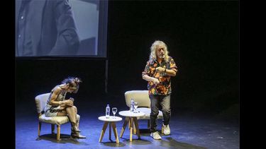 La periodista Nancy Giampaolo acompaña al capo cómico Diego Capusotto. La periodista Nancy Giampaolo acompaña al capo cómico Diego Capusotto.