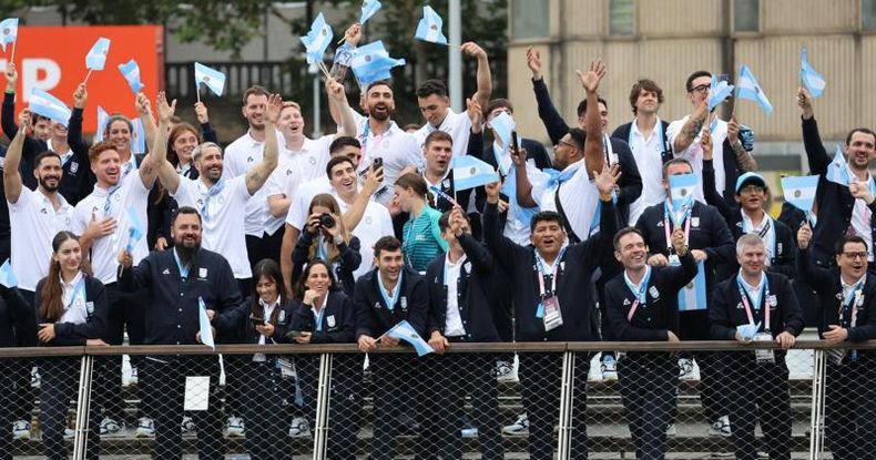 En la ceremonia de apertura al borde del río Sena: Rosset y Albani junto a parte de la delegación argentina. Fue descomunal y calculo que no se va a repetir algo así, declaró Rosset.