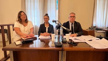 La acusación en el juicio oral, de izquierda a derecha: la abogada querellante Laura Abal, la instructora judicial María José Suárez y el fiscal Nelson Mastorchio. La acusación en el juicio oral, de izquierda a derecha: la abogada querellante Laura Abal, la instructora judicial María José Suárez y el fiscal Nelson Mastorchio.