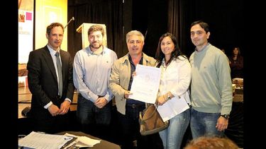 Muchísima emoción se vivió ayer en las familias que ayer recibieron la documentación gestionada para sus casas. (LA OPINION)