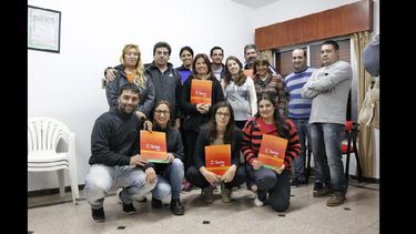 Muestras de felicidad en los nuevos adjudicatarios de la localidad de Acevedo.  (LA OPINION)