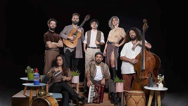 Duratierra, galardonado con el Premio Gardel al Mejor Album Grupo de Folklore, honra la tradición sin perder de vista los sonidos del presente. Duratierra, galardonado con el Premio Gardel al Mejor Album Grupo de Folklore, honra la tradición sin perder de vista los sonidos del presente.