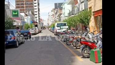La falta de lugares para estacionar en la zona céntrica y más aún en horarios pico es un problema muy difícil de resolver. (LA OPINION)