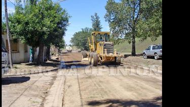 La maquinaria del Municipio estuvo ayer a la mañana en distintos sectores para poder terminar con las mejoras de las calles. (LA OPINION)