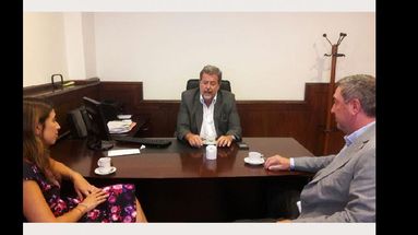Danya Tavela y Guillermo Tamarit junto al ministro Jorge Elustondo. (MINISTERIO DE PRODUCCION, CIENCIA Y TECNOLOGIA)