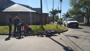 El choque entre un auto y una moto dejó a dos personadas lesionadas de consideración. El choque entre un auto y una moto dejó a dos personadas lesionadas de consideración.