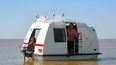 La Boyita, un invento argentino con el que las casas rodantes lograban flotar y navegar con un motor fuera de borda. La Boyita, un invento argentino con el que las casas rodantes lograban flotar y navegar con un motor fuera de borda.