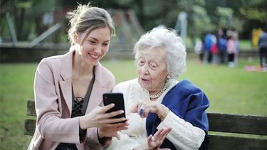 Con controles médicos regulares, estimulación cognitiva y el acompañamiento de la familia y la comunidad, es posible transitar el Alzheimer con mayor bienestar y dignidad. Con controles médicos regulares, estimulación cognitiva y el acompañamiento de la familia y la comunidad, es posible transitar el Alzheimer con mayor bienestar y dignidad.