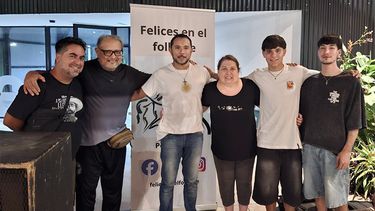 Silvina Bartolini, Julio César Rosales y equipo impulsan la propuesta Bailecitos Domingueros, con el objetivo de promover el folklore y generar espacios de encuentro para toda la comunidad. Silvina Bartolini, Julio César Rosales y equipo impulsan la propuesta Bailecitos Domingueros, con el objetivo de promover el folklore y generar espacios de encuentro para toda la comunidad.