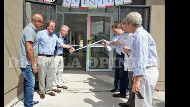 Pacini, acompañado de algunos de sus funcionarios y junto a los hijos de Julio Lanternier, cortó la cinta inaugural. (LA OPINION)