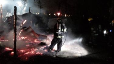 Voraz incendio de una casilla en Zárate Voraz incendio de una casilla en Zárate