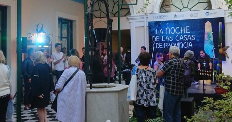 La Noche de las Casas de Provincia es una actividad que tiene como objetivo promover el federalismo, la cultura, la gastronomía y el turismo de las diferentes provincias argentinas. 