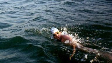 Patricio D’Ottavio en pleno nado hacia la meta: unir Inglaterra con Francia a través del Canal de la Mancha.