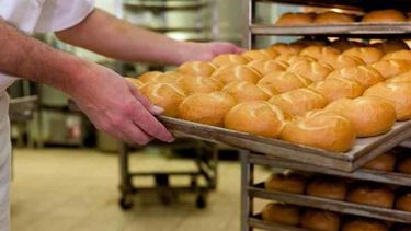 los panaderos de pergamino hacen malabares para mantener el precio del pan los panaderos de pergamino hacen malabares para mantener el precio del pan