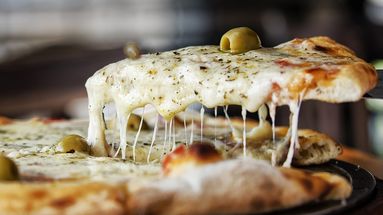 Clásica, innovadora o bien argentina, la pizza es sinónimo de encuentro, historia y una pasión que atraviesa generaciones. Clásica, innovadora o bien argentina, la pizza es sinónimo de encuentro, historia y una pasión que atraviesa generaciones.