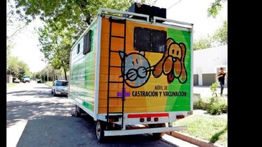 El móvil municipal recorre en forma permanente los barrios y pueblos brindando servicios gratuitos. (LA OPINION)