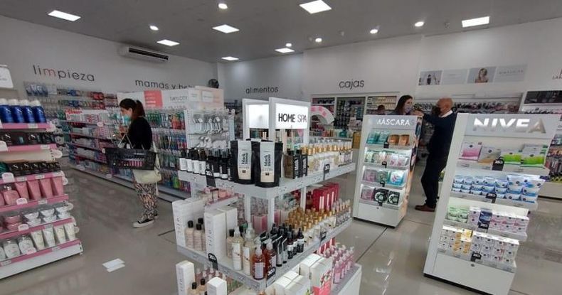 La empleada enfrentó a la sospechosa que empuñaba un cuchillo para violar las medidas de seguridad e intentar apoderarse de un perfume de fragancias importadas.
