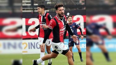 Franco Olego festeja su gol, el segundo en la importante victoria 3 a 0 del Rojinegro frente a Defensores de Pronunciamiento. Franco Olego festeja su gol, el segundo en la importante victoria 3 a 0 del Rojinegro frente a Defensores de Pronunciamiento.