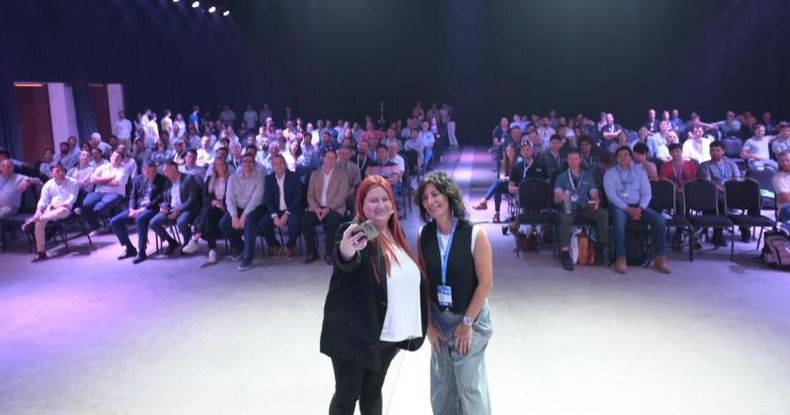 Selfie grupal de Rosana Nardi, directora general de AgroActiva, con los asistentes al foro agroindustrial en el salón de eventos de Puerto Norte, en Rosario.