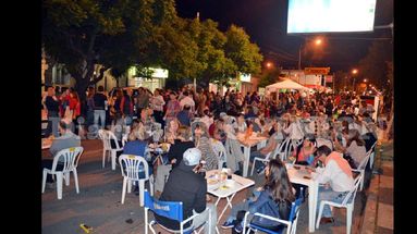 Numerosos visitantes, de Pergamino y localidades aledañas, disfrutaron del cálido atardecer en ArteNoche. (LA OPINION)