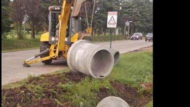 Instalaron tubos para desagüe en la zona sur mientras que otras cuadrillas repararon calles de tierra. (LA OPINION)