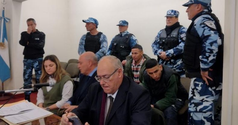 El bloque de la defensa a pleno con la funcionaria de la Defensoría Brenda Albornoz, el defensor Luis Vidal, el abogado Hugo Oberti y una fuerte custodia a Fernando José Aita Valiente y Marcelo Damián Barrionuevo.