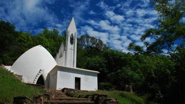 Rodeado de vegetación nativa, este espacio sorprende al visitante no solo por su belleza, sino por la profunda historia humana que le dio origen. Rodeado de vegetación nativa, este espacio sorprende al visitante no solo por su belleza, sino por la profunda historia humana que le dio origen.