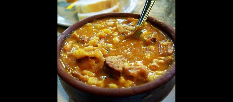 El plato se compone de carne de cerdo, carne vacuna, chorizo de puro cerdo, panceta, hueso de chancho, maíz blanco y demás ingredientes. (LA OPINION)
