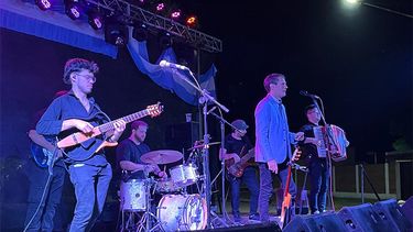 Como en ediciones anteriores del Festival de la Tierra Fértil, en el escenario se presentarán reconocidos artistas y agrupaciones regionales. Como en ediciones anteriores del Festival de la Tierra Fértil, en el escenario se presentarán reconocidos artistas y agrupaciones regionales.