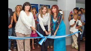 Dora Svicarevic, Analía Vilche y Miriam Ganem, durante el tradicional corte de cintas. (COLEGIO SAN AGUSTIN)