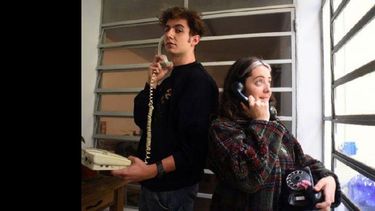 Francisco Alonso y Paula Aiello. Es una manera también de revivir un poco la magia del teléfono fijo, dijo la actriz. (LA CAPITAL DE ROSARIO)