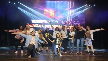 “Estamos muy felices de haber logrado el premio máximo”, expresó la profesora Romina Sosa, profesora de AeroZum Latino. “Estamos muy felices de haber logrado el premio máximo”, expresó la profesora Romina Sosa, profesora de AeroZum Latino.