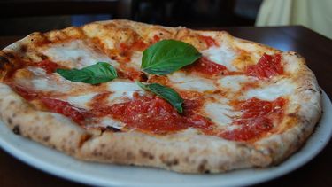 La pizza Margarita nació en Nápoles en 1889 como un gesto de la reina Margarita de Saboya hacia el pueblo. La pizza Margarita nació en Nápoles en 1889 como un gesto de la reina Margarita de Saboya hacia el pueblo.