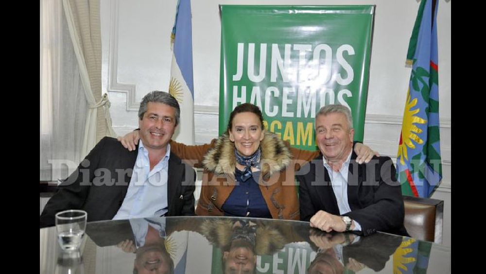 Gabriela Michetti abrazada al candidato a intendente Javier Martínez y al jefe comunal Omar Pacini. (LA OPINION)