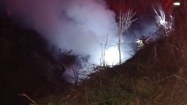 grave vuelco: una mujer pudo salir del habitaculo tras despistar, volcar e incendiarse el auto en la autopista grave vuelco: una mujer pudo salir del habitaculo tras despistar, volcar e incendiarse el auto en la autopista