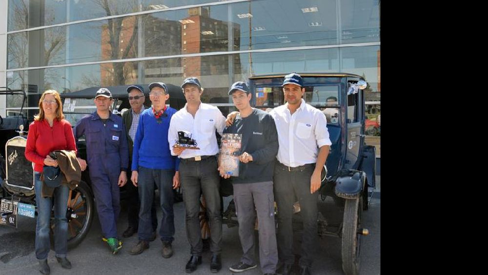 Tres Ford T pasaron por nuestra ciudad el miércoles en horas del mediodía. (LA OPINION)